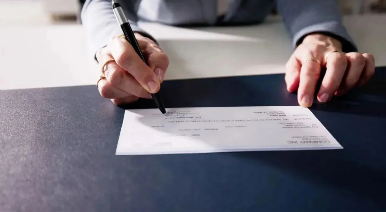 متى يُعتبر الشيك بدون رصيد؟